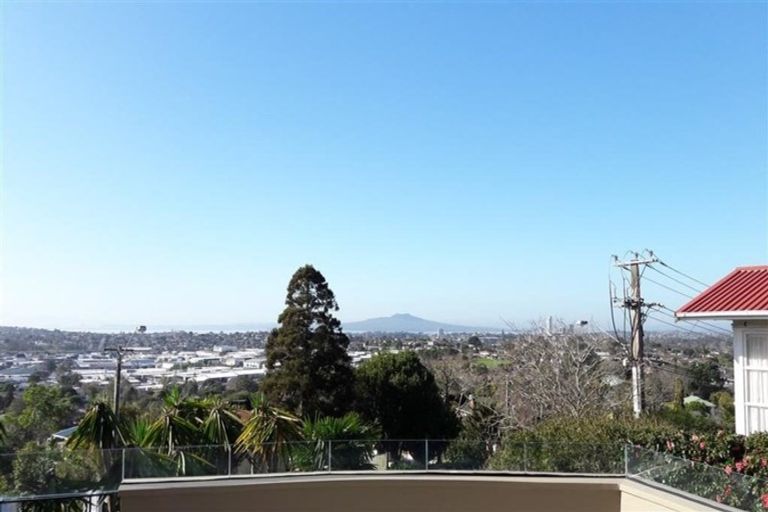 Photo of property in 19 Chivalry Road, Glenfield, Auckland, 0629