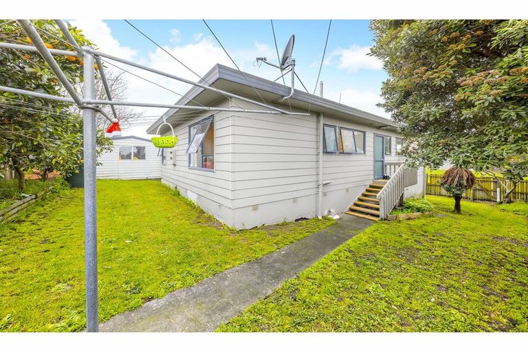 Photo of property in 2/73 Etherton Drive, Weymouth, Auckland, 2103