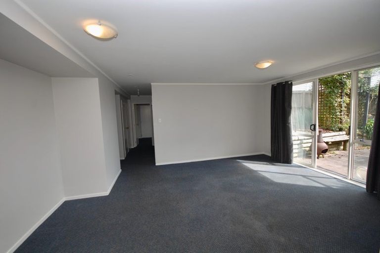 Photo of property in 2/24 Exeter Place, Unsworth Heights, Auckland, 0632