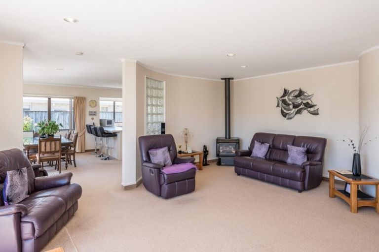 Photo of property in 124 Realm Drive, Paraparaumu, 5032