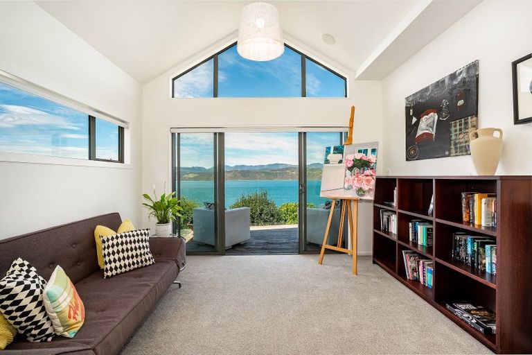 Photo of property in 8 Nevay Road, Karaka Bays, Wellington, 6022