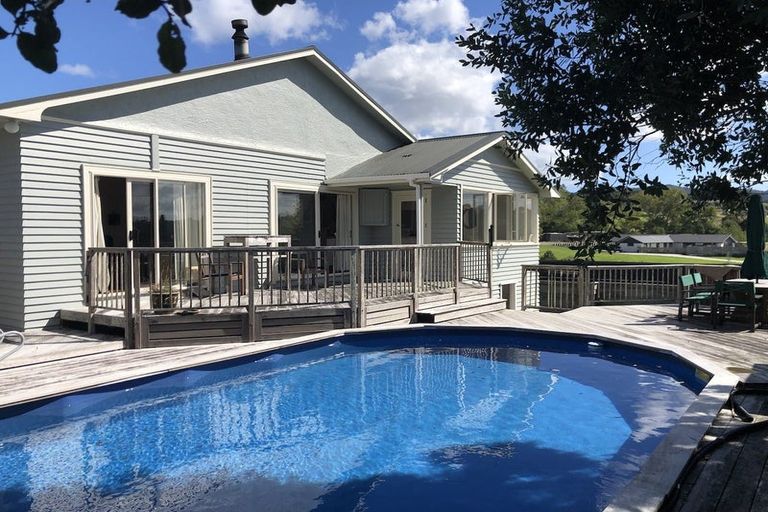 Photo of property in 71 Shaw Road, Oratia, Auckland, 0604