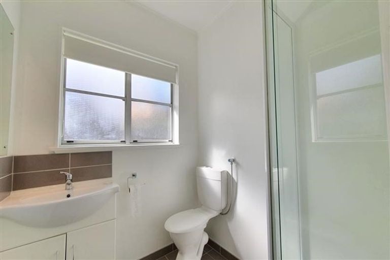 Photo of property in 2/44 Moore Street, Hillcrest, Auckland, 0627