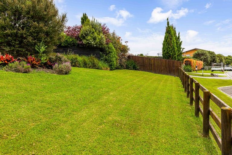 Photo of property in 1 Gavinike Place, Waimauku, 0812