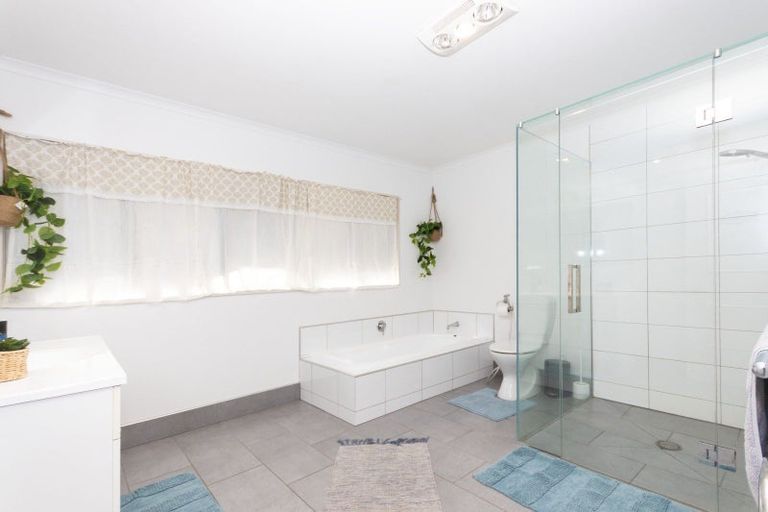 Photo of property in 29 Johnstone Drive, Fitzherbert, Palmerston North, 4410