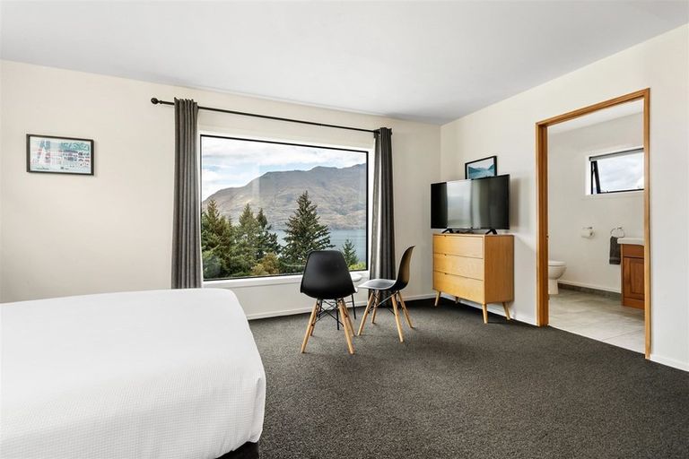 Photo of property in 17 Thorn Crescent, Fernhill, Queenstown, 9300