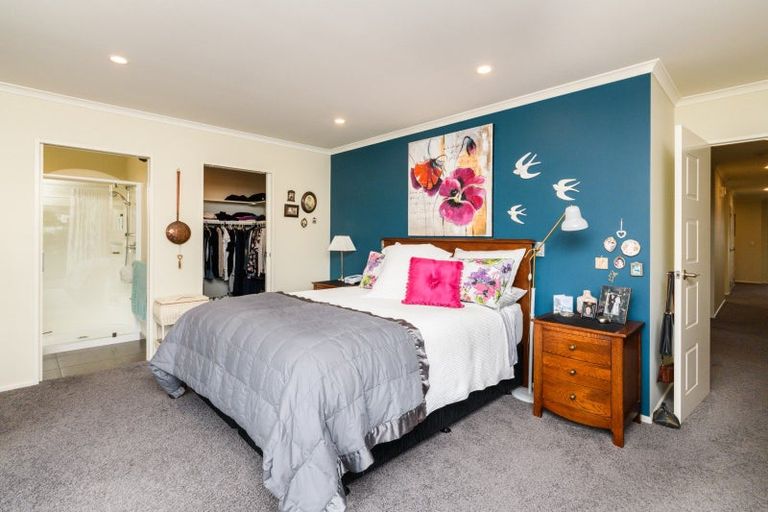 Photo of property in 4a Silkwood Place, Fitzherbert, Palmerston North, 4410