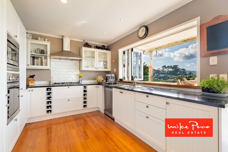 Photo of property in 24 Arama Avenue, Titirangi, Auckland, 0604