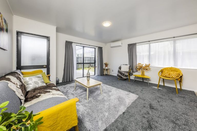 Photo of property in 1/98 Shifnal Drive, Randwick Park, Auckland, 2105