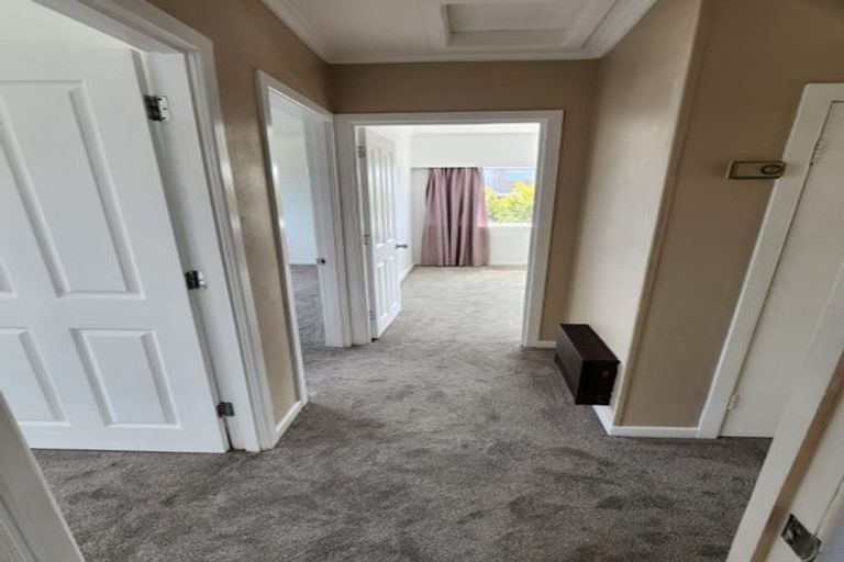 Photo of property in 623 Glenfield Road, Totara Vale, Auckland, 0629