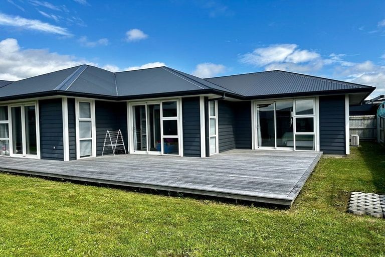 Photo of property in 89 Johnstone Drive, Fitzherbert, Palmerston North, 4410