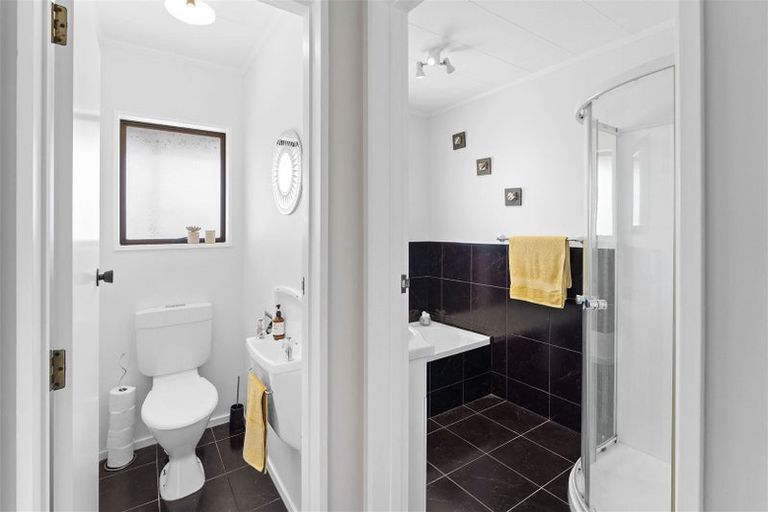 Photo of property in 77 Aorangi Road, Paraparaumu, 5032