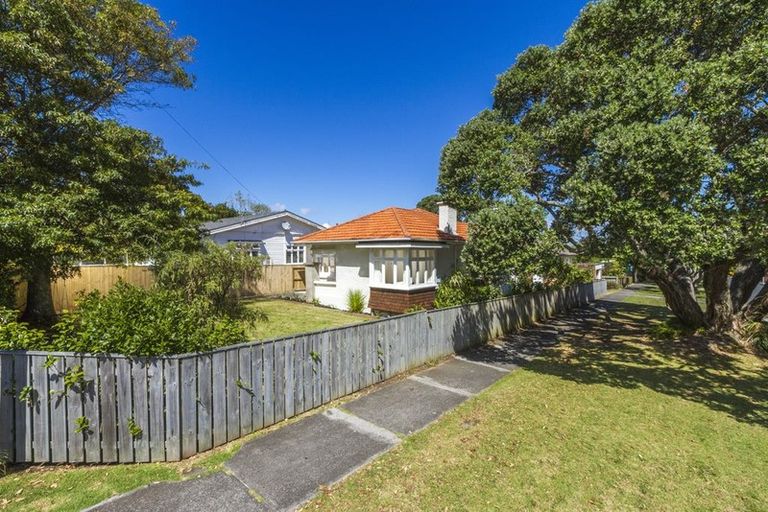 Photo of property in 147 Vauxhall Road, Narrow Neck, Auckland, 0624