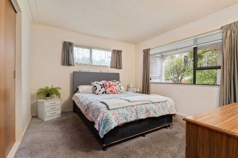 Photo of property in 2 Loasby Place, Greytown, 5712