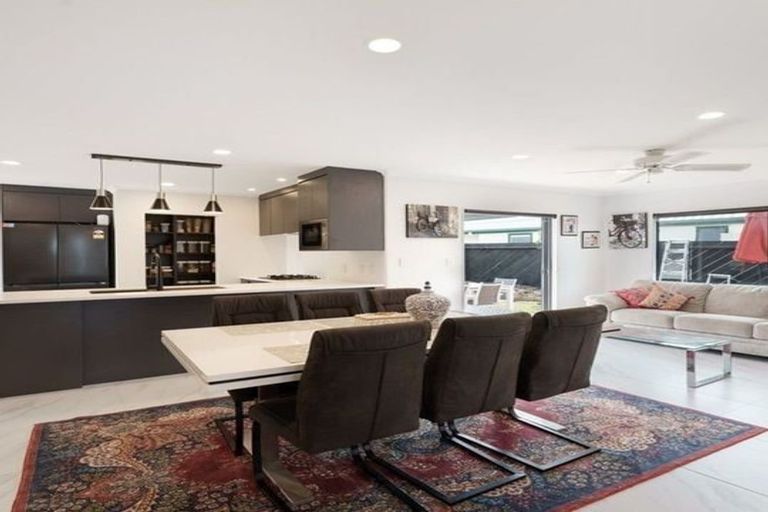 Photo of property in 98 Santa Monica Drive, Papamoa Beach, Papamoa, 3118