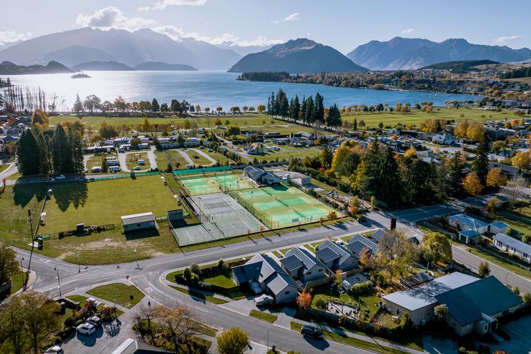 Photo of property in 206 Warren Street, Wanaka, 9305