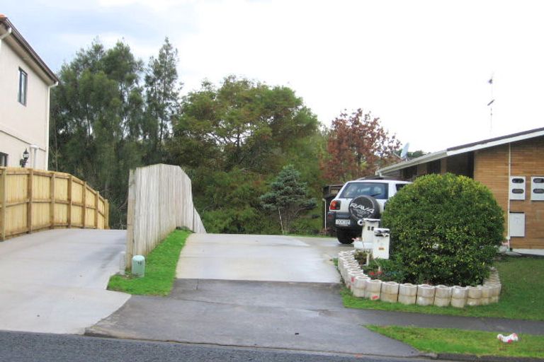 Photo of property in 1/3 Kyeemagh Street, Botany Downs, Auckland, 2010