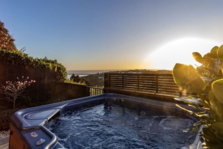 Photo of property in 17 Drayton Drive, Mount Pleasant, Christchurch, 8081