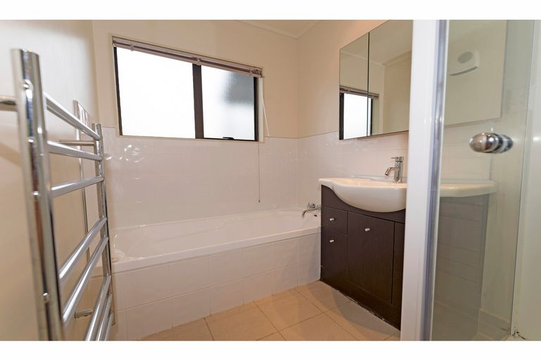 Photo of property in 2/36 Takapu Street, Henderson, Auckland, 0612