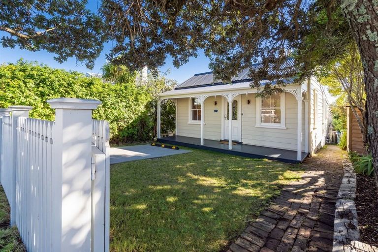 Photo of property in 7 Rodney Road, Northcote Point, Auckland, 0627