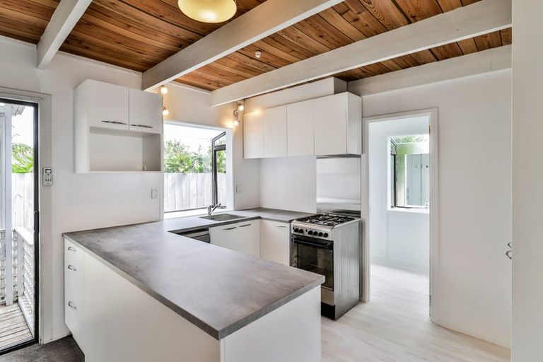 Photo of property in 25 Normandy Place, Henderson, Auckland, 0610