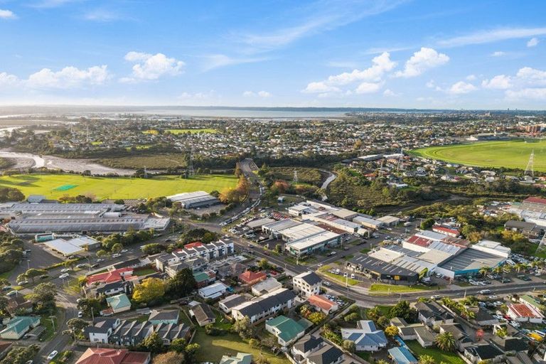Photo of property in 7/16 Binsted Road, New Lynn, Auckland, 0600