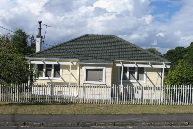 Photo of property in 18 Cleve Road, Green Bay, Auckland, 0604
