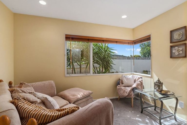 Photo of property in 2/1 Hyde Road, Rothesay Bay, Auckland, 0630