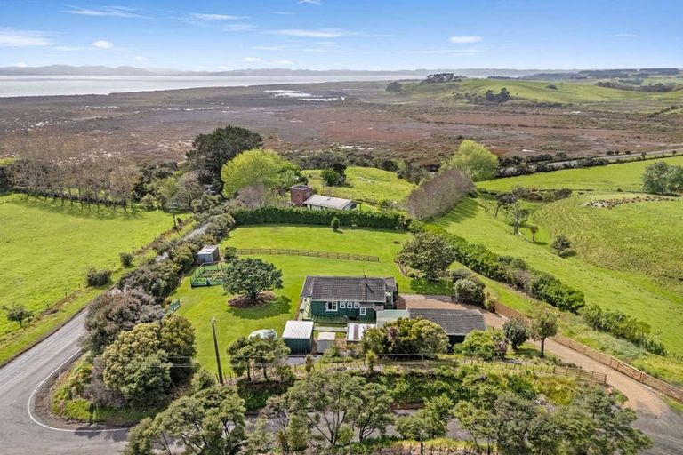 Photo of property in 5 Mcleod Road, South Head, Helensville, 0874