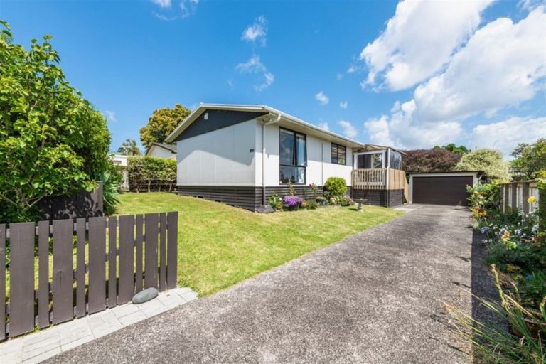 Photo of property in 2/88 Roberts Road, Te Atatu South, Auckland, 0610