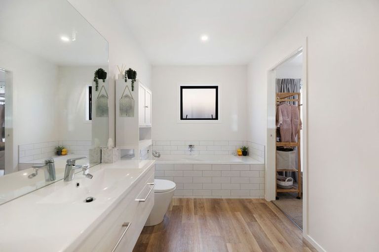 Photo of property in 13 Leicester Street, Jacks Point, 9371