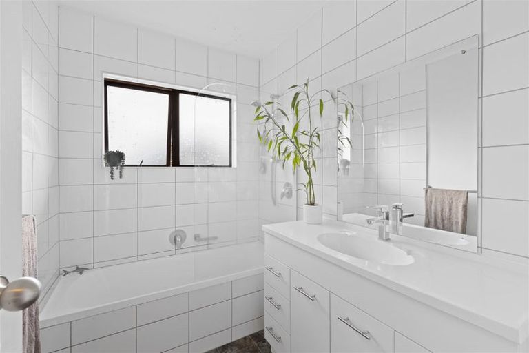 Photo of property in 2/36 Greendale Spur, Glenfield, Auckland, 0629