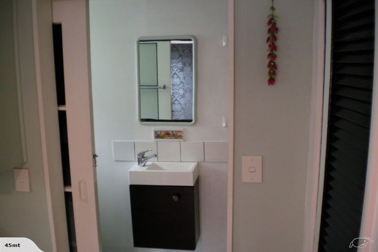 Photo of property in 140 Akaroa Drive, Maupuia, Wellington, 6022