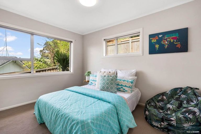 Photo of property in 19 Sovereign Place, Glenfield, Auckland, 0629