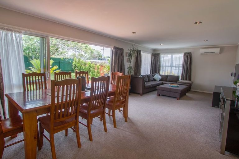Photo of property in 1/296 Wairau Road, Glenfield, Auckland, 0629