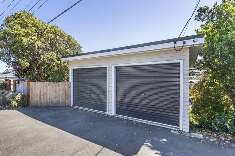 Photo of property in 15 Glanmire Road, Newlands, Wellington, 6037