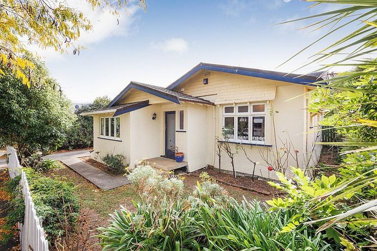 Photo of property in 15 Kingswood Street, Takaro, Palmerston North, 4412