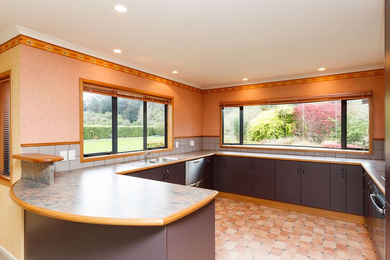 Photo of property in 46 Turitea Road, Fitzherbert, Palmerston North, 4472