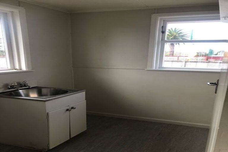 Photo of property in 3164 Great North Road, New Lynn, Auckland, 0600