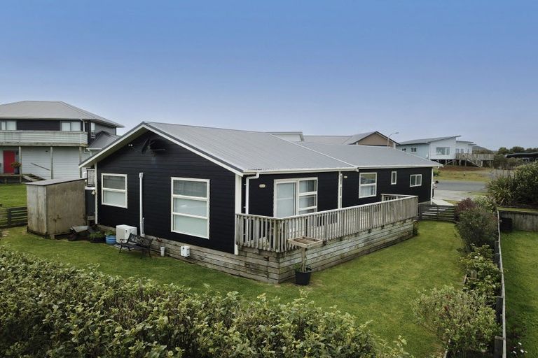 Photo of property in 3 Tua Tua Place, Baylys Beach, Dargaville, 0377