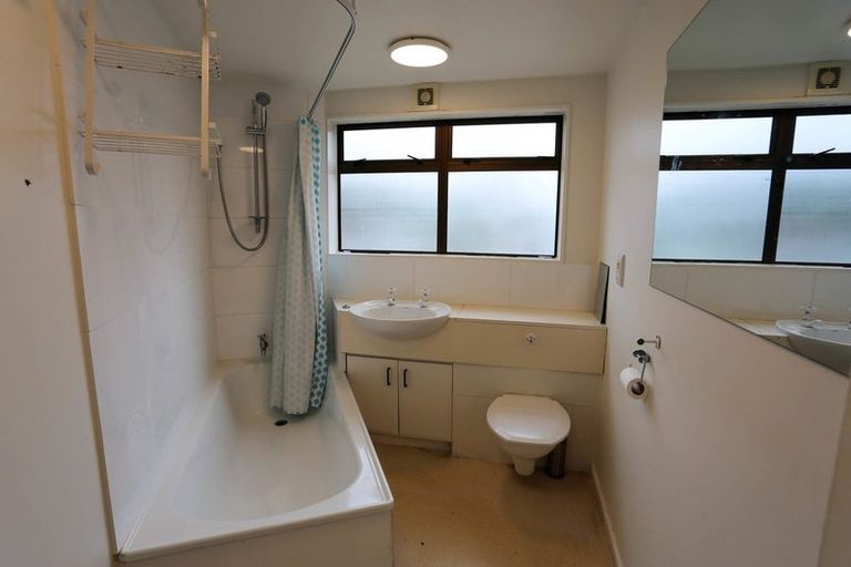 Photo of property in 2/4 Montana Avenue, Ilam, Christchurch, 8041