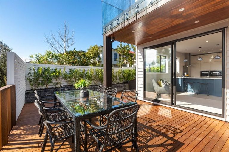 Photo of property in 25 Rothesay Bay Road, Rothesay Bay, Auckland, 0630