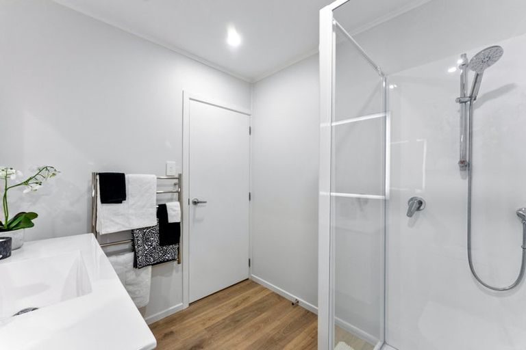 Photo of property in 21 Lantana Road, Green Bay, Auckland, 0604