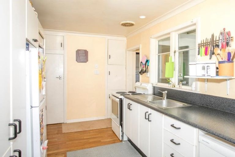 Photo of property in 2 Hendon Place, West End, Palmerston North, 4412