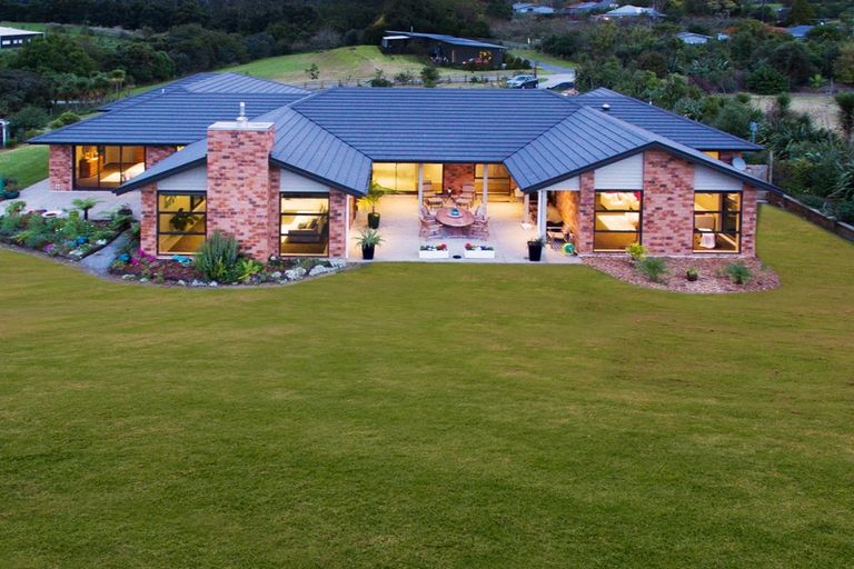 Photo of property in 82a Shaw Road, Oratia, Auckland, 0604