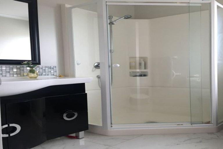 Photo of property in 18 Lorikeet Place, Unsworth Heights, Auckland, 0632