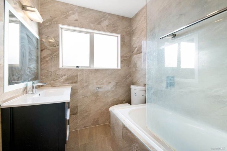 Photo of property in 1/2 Stoneleigh Court, Sunnynook, Auckland, 0632