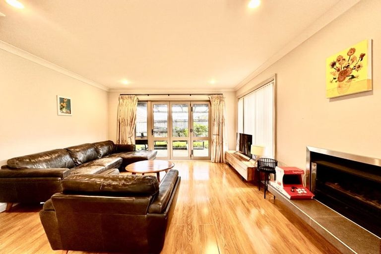 Photo of property in 12 Keating Rise, Northcross, Auckland, 0632