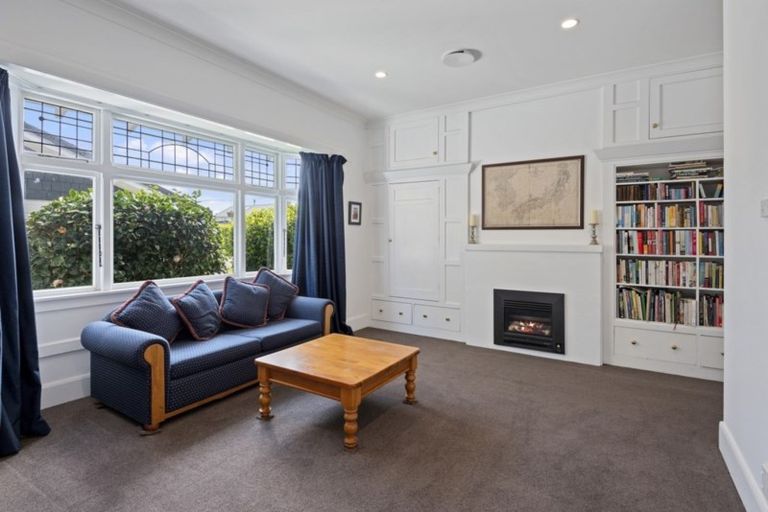 Photo of property in 33 Saint Andrews Square, Strowan, Christchurch, 8052