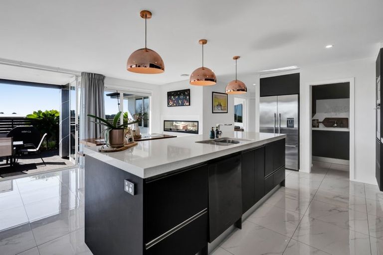 Photo of property in 4 Vardon Way, Waiwhakaiho, New Plymouth, 4312